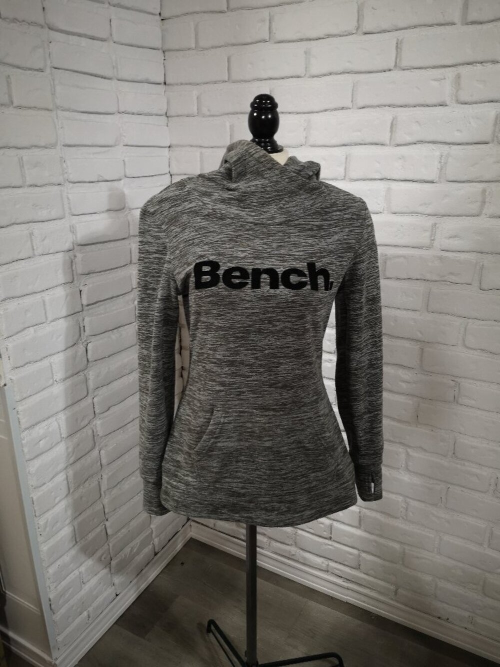 Bench Ladies Size Medium Grey Fleece Lined Long Sleeves Hoodie